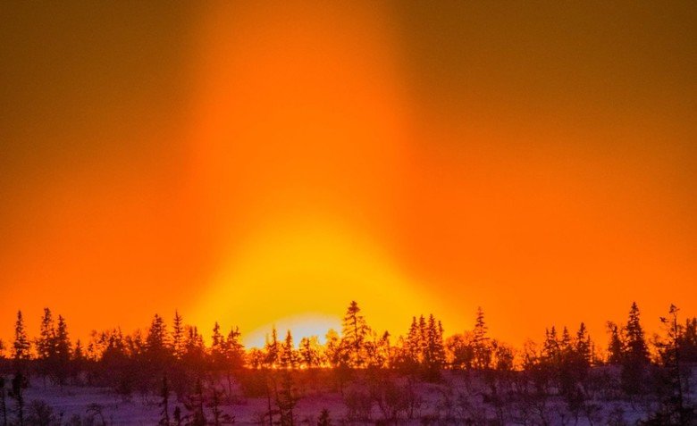 Light-phenomena happening in Norway. Light pillars and halos that has appeared the last week, here in Norway (most likely due to the sudden change in weather an